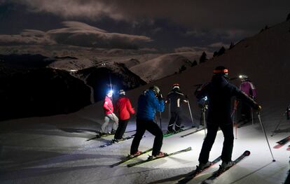 Descenso nocturno con esquís en la estación de La Molina. 
