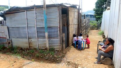 En la otra punta de Guayaquil vive Ruby Vallejo, otra profesora improvisada que da clases. Esta vez se trata de una zona de viviendas de caña y láminas de chapa que creció sin licencias en un terreno lodoso frente a la cárcel más grande de Guayaquil. Hace escasas dos semanas, tuvo que interrumpir las clases por los violentos amotinamientos en tres prisiones de Ecuador que se saldaron con 81 muertos.