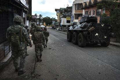 Soldados filipinos toman posición para despejar la calle de militantes yihadistas