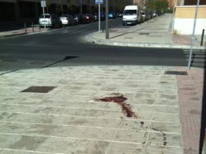 En el lugar del crimen hay restos de sangre del herido.