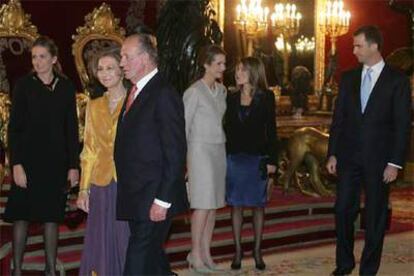 Los Reyes, los príncipes de Asturias y las infantas, en el Salón del Trono del Palacio Real.
