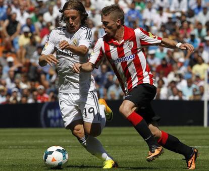 Modric pugna con Muniain