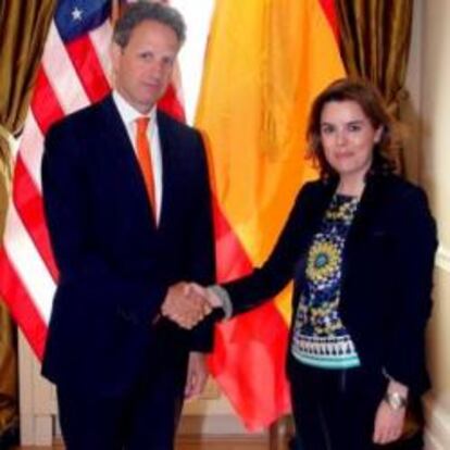 La vicepresidenta del Gobierno español, Soraya Saénz de Santamaría saluda al secretario del Tesoro de los Estados Unidos, Timothy F. Geithner el jueves 31 de mayo 2012 antes de una reunión en Washington D.C.