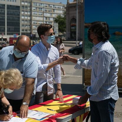 13/06/21 Recogida de firmas contra los indultos propuesto por el gobierno espanol a los politicos presos catalanes organizada por el Partido Popular en plaza Espana. Barcelona, 13 de junio de 2021 [ALBERT GARCIA] 

