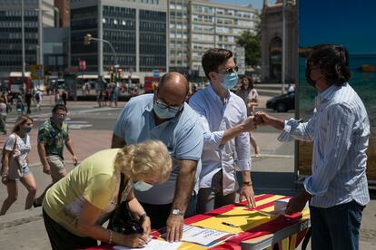 Una ciudadana firma en contra de los indultos este domingo en la plaza de Espanya de Barcelona.