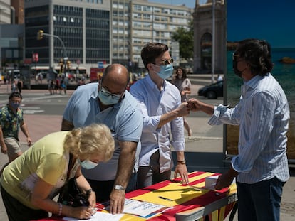 Una ciudadana firma en contra de los indultos este domingo en la plaza de Espanya de Barcelona.