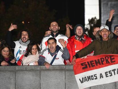 Los aficionados del River Plate reciben al equipo a su llegada a Madrid.