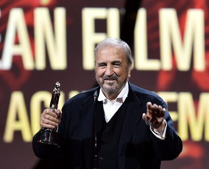 El guionista y dramaturgo francés Jean-Claude Carrière ha fallecido a los 89 años mientras dormía en su domicilio de París. El cineasta compartió una estrecha y prolífica trayectoria profesional con el director español Luis Buñuel.