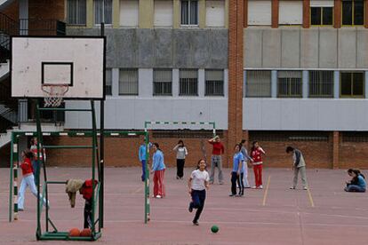 Recreo en el patio del instituto Emilio Prados, de Málaga.