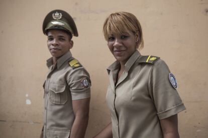 Pareja de guardias de seguridad en una calle de La Habana Vieja.