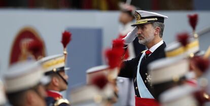 El rey Felipe VI pasa revista a las tropas.