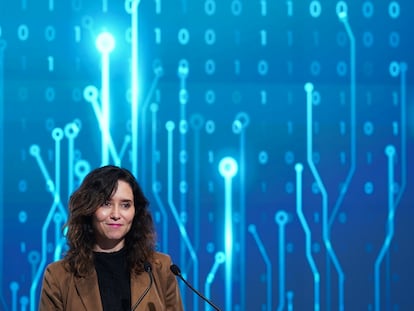 La presidenta de la Comunidad de Madrid, Isabel Díaz Ayuso, durante la presentación del clúster de Inteligencia Artificial en la Universidad Carlos III de Madrid en Leganés, este viernes. EFE/ CAM