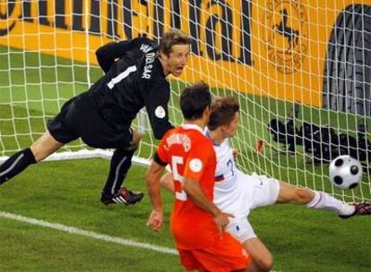 Torbinsky se adelanta a Gio y remata el segundo gol de Rusia, al que no puede llegar Van der Sar.