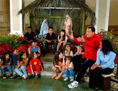 El presidente de Venezuela, Hugo Chávez, durante un acto navideño con niños.