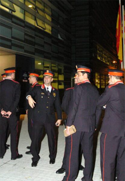 Un grupo de policías autonómicos momentos antes de comenzar a patrullar las calles de Barcelona.