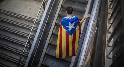 Un hombre sale de la estaci&oacute;n Plaza de Catalu&ntilde;a con una estelada durante la Diada del 11 de septiembre.