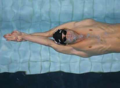 Michael Phelps nada la final de los 100 metros espalda en los Campeonatos de Estados Unidos.