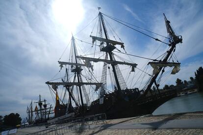 Las tres réplicas de barcos históricos, atracadas en Sevilla.
