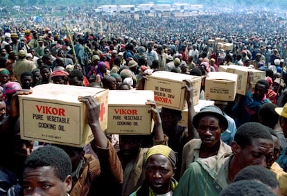 Refugiados ruandeses transportan alimentos suministrados por la Cruz Roja, el 28 de julio de 1994.