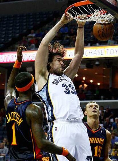 Marc Gasol machaca el aro de los Warriors entre Jackson y Biedrins.