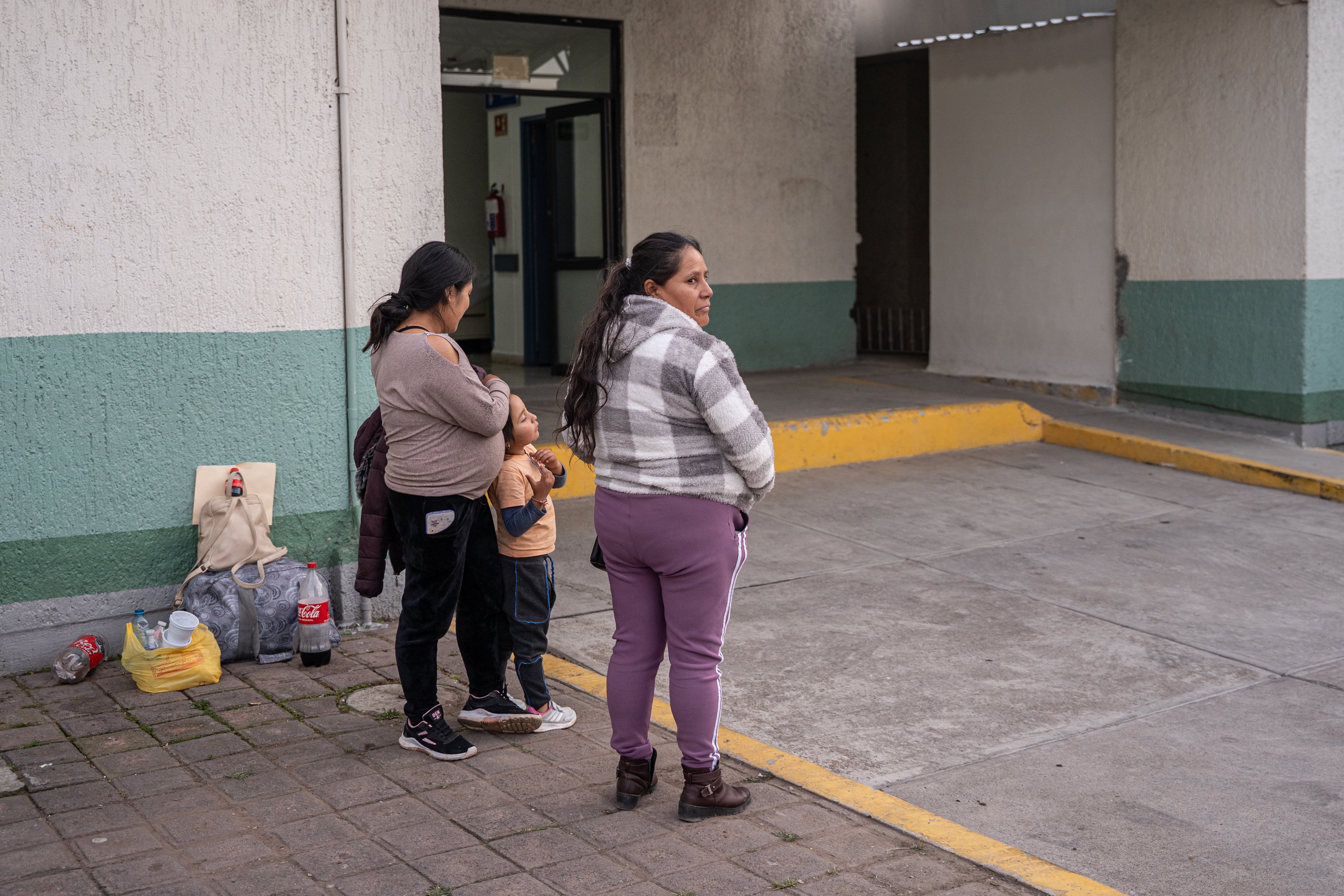 María Elena Francisco espera el traslado de su hijo René Campos, de 31 años. La aseguradora  decidió cancelar los traslados hospitalarios.
