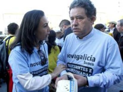 Los alcaldes de Pontevedra, Miguel Anxo Fernández Lores (d), y de Marín, María Ramallo, durante la manifestación celebrada para reclamar sus ahorros invertidos en las participacions preferentes y subordinadas de Novagalicia Banco.