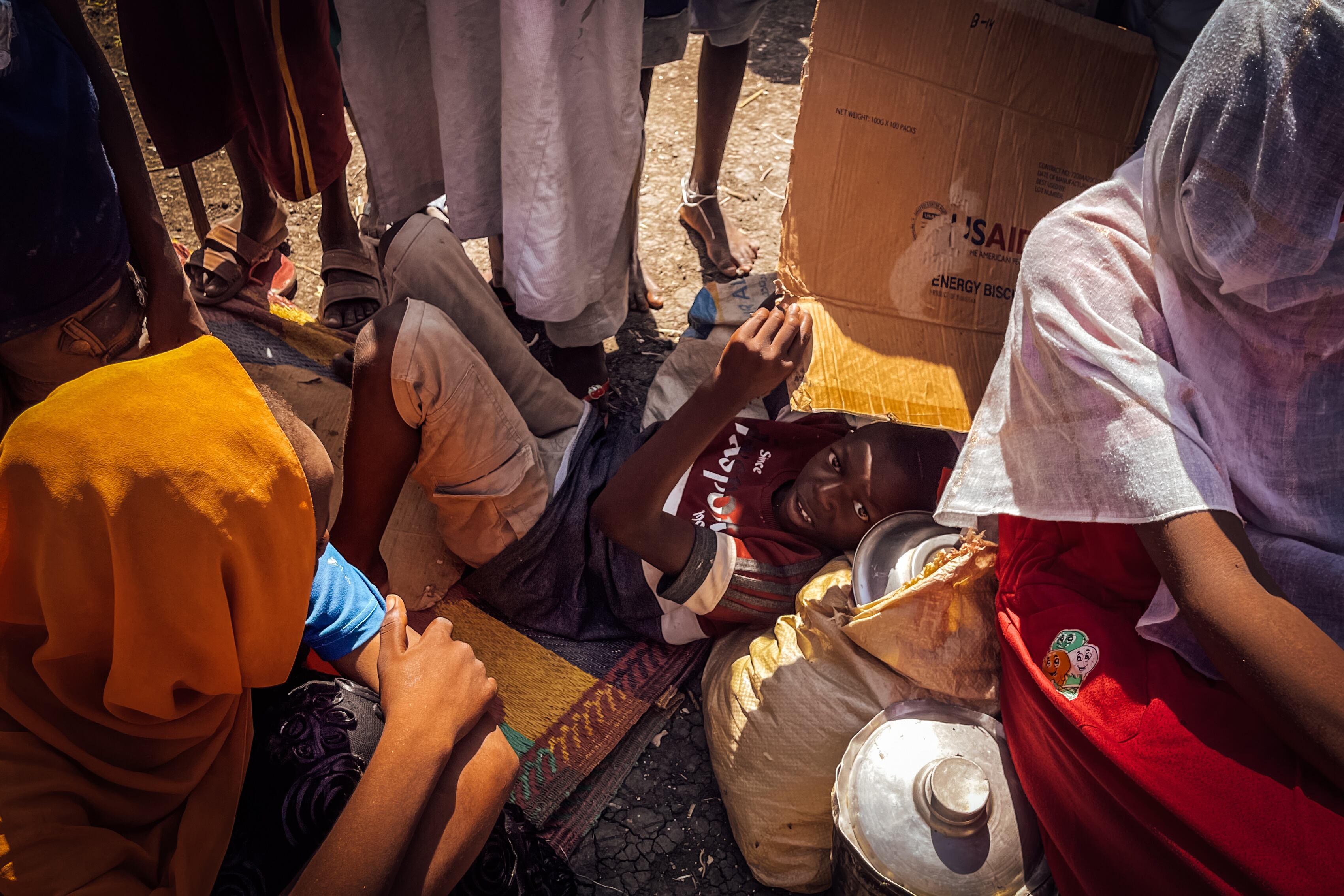 Un niño se protege del sol con un trozo de cartón en Joda, en la frontera entre Sudán del Sur y Sudán. En los tres primeros días de noviembre, al menos 10.000 personas accedieron a Sudán del Sur huyendo de la guerra en el país vecino. 