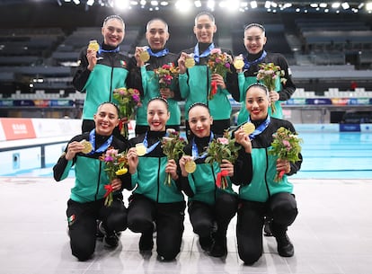 Nuria Diosdado, Joana Jiménez, Regina Alferez, María Fernanda Arellano, Itzamary González, Luisa Rodríguez, Jessica Sobrino y Pamela Toscano tras ganar el oro, este viernes en el Mundial de Natación Artística.