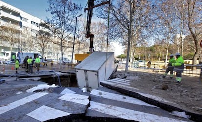 Socavón en la calle de Manuel de Falla de Sabadell (Vallès Occidental).