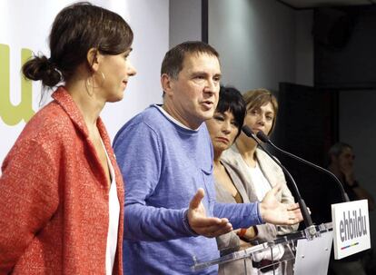 Arnaldo Otegi comparece este lunes junto a las cabezas de lista de EH Bildu, Jasone Agirre, Maialen Iriarte y Miren Larrion.