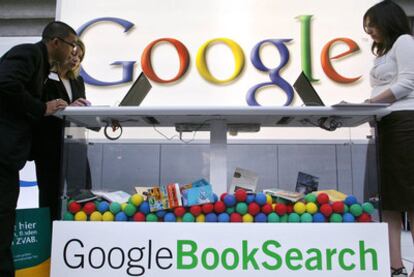 Internautas en el <i>stand</i> de Google, en la Feria del Libro de Francfort.