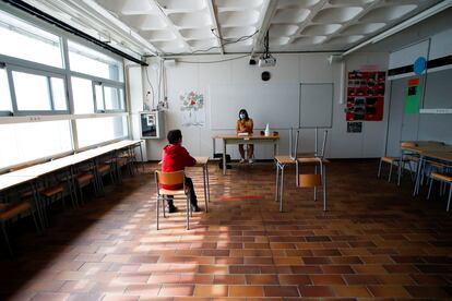 Un alumno y su profesora, en una escuela de Sitges.