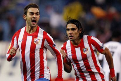 Adrián celebra, junto a Falcao, uno de sus goles al Udinese.