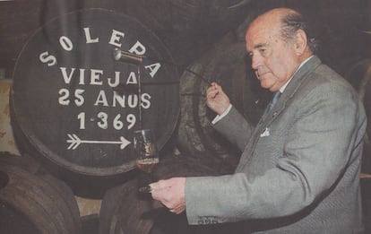 Antonio Páez Lobato escanciando jerez, en una foto de archivo