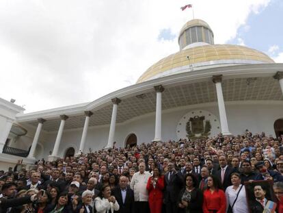 Los integrantes de la Asamblea Constituyente posan frente a la entrada al Parlamento venezolano. 