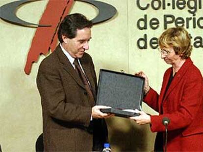 La decana del Colegio de Periodistas de Cataluña, Montserrat Minobis, entrega su galardón a Iñaki Gabilondo, director del programa <i>Hoy por Hoy,</i> de la Cadena Ser.