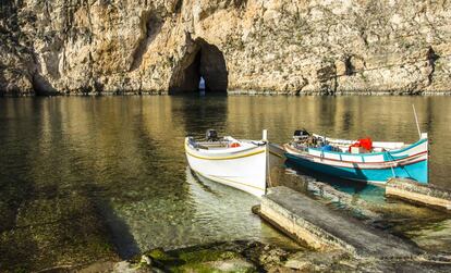 Barcas de pescadores en el Inland Sea de Dwera, en Gozo (Malta).