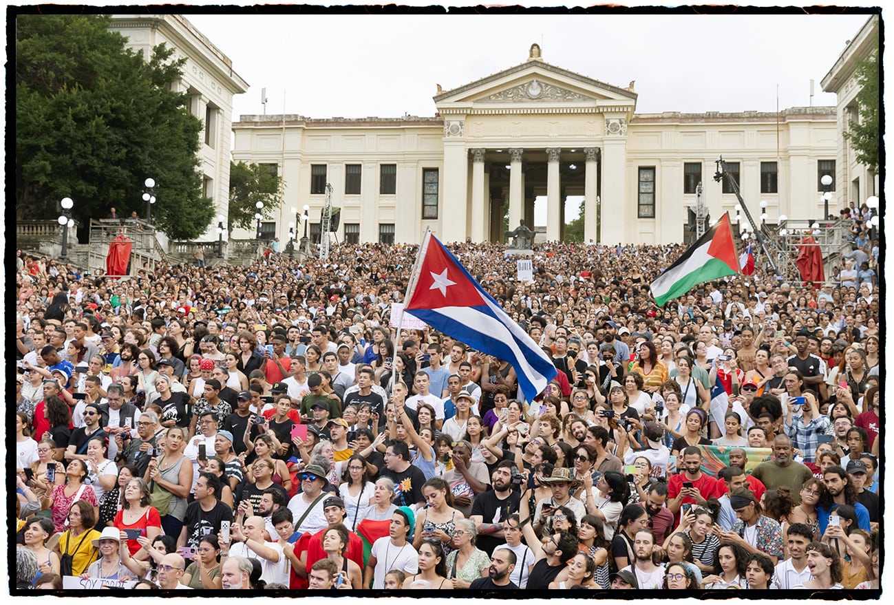 El público espera al concierto de Silvio en las Escalinatas de la Universidad de La Habana.