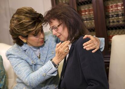 Gloria Allred consuela a Linda Ridgeway Whitedeer, una actriz que acusa a Bill Cosby de presuntos abusos sexuales.