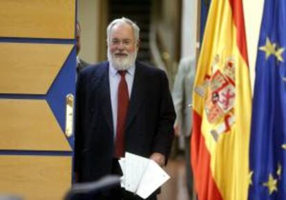 El ministro de Agricultura, Alimentación y Medio Ambiente, Miguel Arias Cañete, al comienzo de la rueda de prensa que ha ofrecido tras presidir la conferencia sectorial de Medio Ambiente, hoy en Madrid.