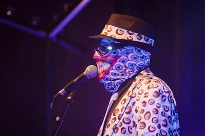 El miembro de The Residents que se hace llamar Randy durante un concierto en Berlín en 2023.
