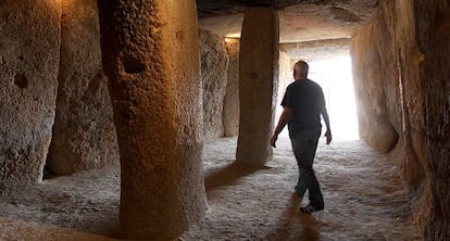 Interior del d&oacute;lmen de Menga, en Antequera.