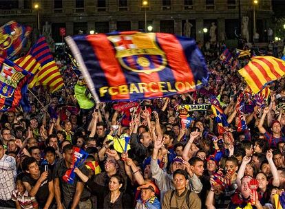 Unas 15.000 personas se concentraron en torno a Las Ramblas y Plaza de Cataluña. Tras ganar Copa y Liga, las banderas azulgranas han salido a la calle.