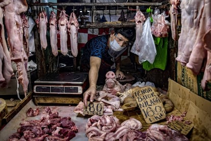 Un vendedor en un mercado húmedo en Quezon, Manila (Filipinas):