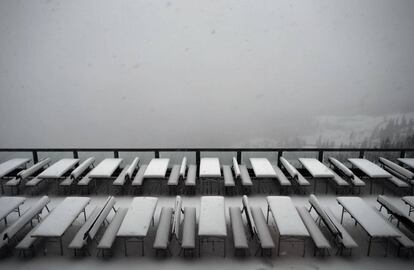 Mesas y bancos aparecen cubiertos de nieve en el Fellhorn cerca de Oberstdorf (Alemania).