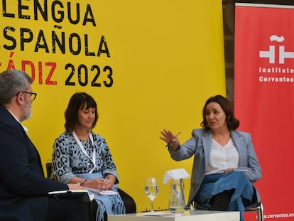 Mario Tascón, moderador de una mesa en la que ha estado presente Carolina Robino, directora de BBC Mundo, y la directora de EL PAÍS, Pepa Bueno.