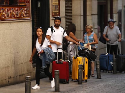 Turistas en una calle del Centro, al salir presuntamente de un alojamiento en pisos turísticos.