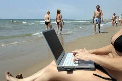 La tecnología <i>wi-fi</i> hace posible trabajar o jugar con un pecé portátil en cualquier lugar, incluso en la playa.
Macintosh presentado por Apple en 1984.