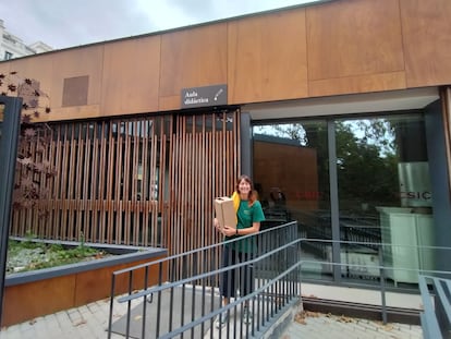 Clara Vignolo Pena saliendo del aula didáctica del Real Jardín Botánico–CSIC, en Madrid.