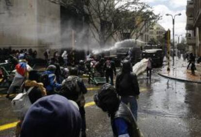 Manifestantes se enfrentan a la policía durante una protesta en apoyo a la huelga campesina en Colombia.